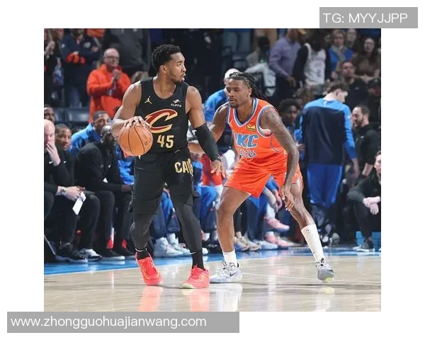 球迷疯狂冲进球场欲与米切尔合影 多名保安迅速围拦保护